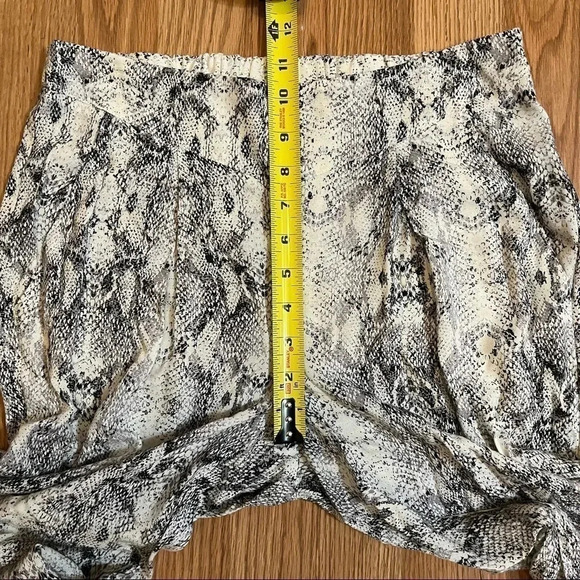 Miss Selfridge Pleated Soft Pants Snake Skin Women’s Size 6 Tapered Leg - Picture 11 of 12